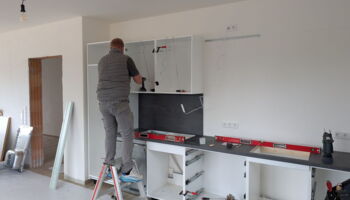 Einbau Sitzbänke Umkleiden und Küche